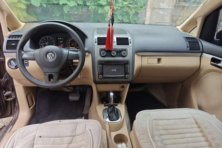 Used Volkswagen Touran 2011 1.4T DSG Zhiya Edition 5 Seats Center Console