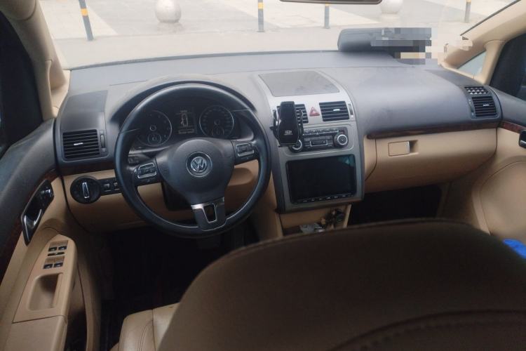 Used Volkswagen Touran 2011 1.4T DSG ZhiZhen Edition 5 Seats Center Console
