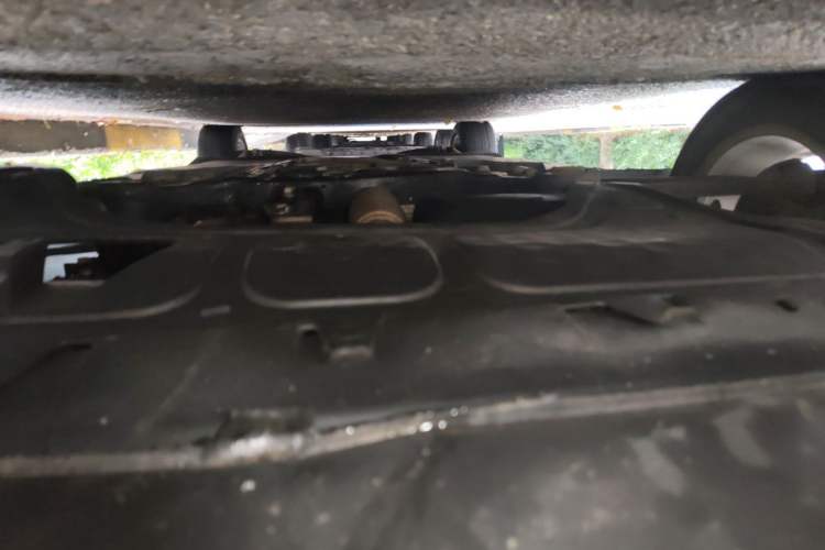 Used Volkswagen Touran 2011 1.4T Manual ZhiShang Edition 5-seater Chassis Front