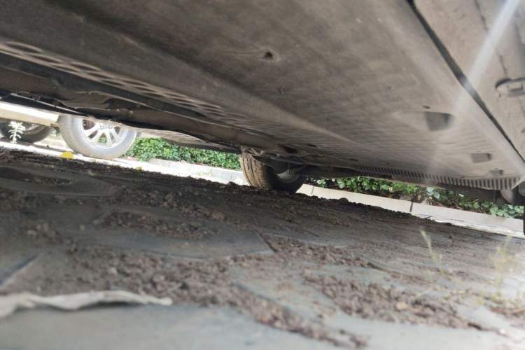 Used Volkswagen Touran 2011 1.4T Manual ZhiShang Edition 5-seater Chassis Front Left