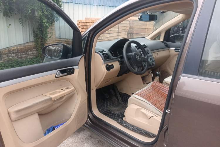 Used Volkswagen Touran 2011 1.4T Manual ZhiShang Edition 5-seater Driver Seat