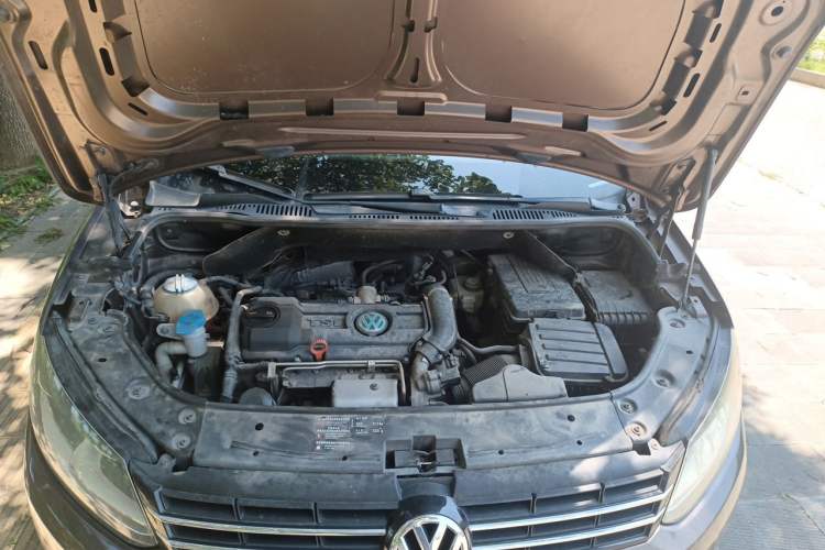 Used Volkswagen Touran 2011 1.4T DSG Zhiya Edition 5 Seats Engine Bay