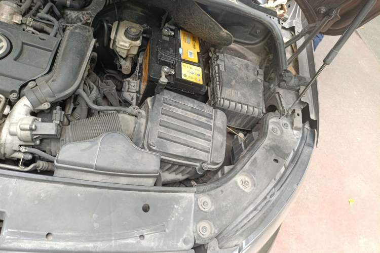 Used Volkswagen Touran 2011 1.4T Manual ZhiZhen Edition 5 Seats Engine Bay Left