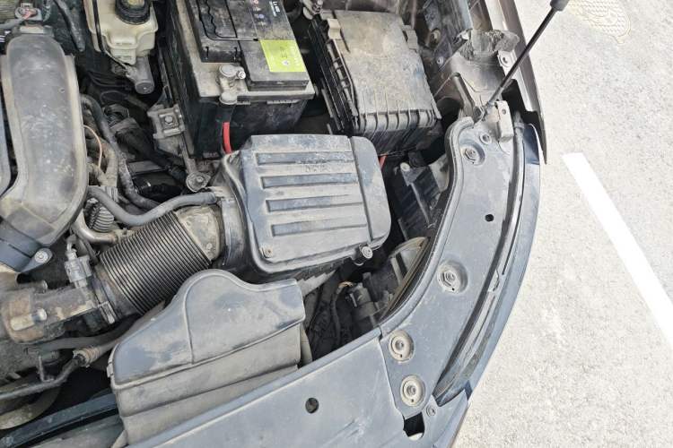 Used Volkswagen Touran 2011 1.4T Manual ZhiShang Edition 5-seater Engine Bay Left
