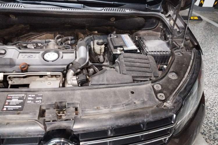 Used Volkswagen Touran 2011 1.4T Manual Zhiya Edition 5 Seats Engine Bay Left
