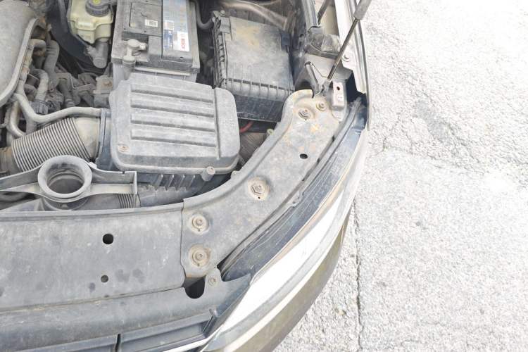 Used Volkswagen Touran 2011 1.4T Manual ZhiShang Edition 5-seater Engine Bay Left