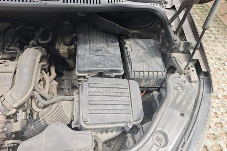 Used Volkswagen Touran 2011 1.4T DSG ZhiZhen Edition 5 Seats Engine Bay Left