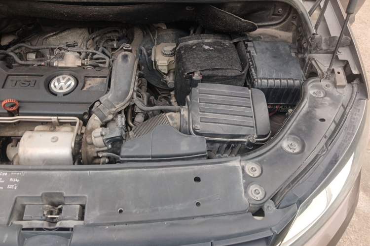Used Volkswagen Touran 2011 1.4T Manual ZhiShang Edition 5-seater Engine Bay Left