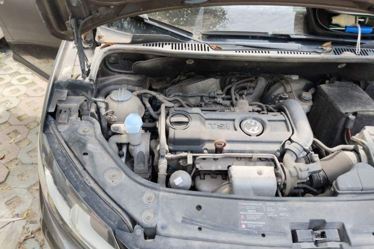 Used Volkswagen Touran 2011 1.4T Manual ZhiShang Edition 5-seater Engine Bay Right
