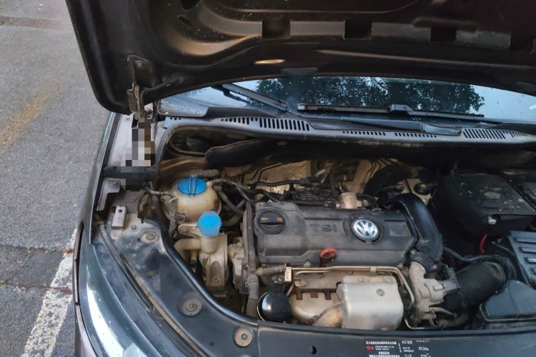 Used Volkswagen Touran 2011 1.4T Manual ZhiShang Edition 5-seater Engine Bay Right