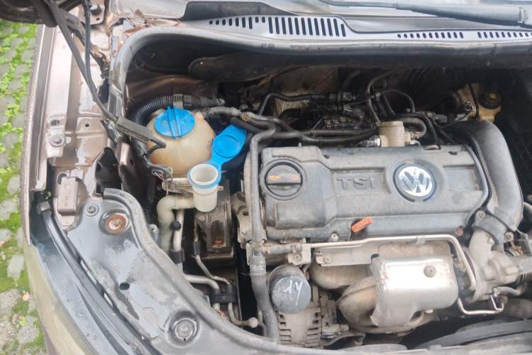 Used Volkswagen Touran 2011 1.4T Manual ZhiShang Edition 5-seater Engine Bay Right