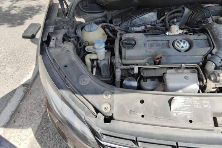 Used Volkswagen Touran 2011 1.4T Manual Zhiya Edition 5 Seats Engine Bay Right