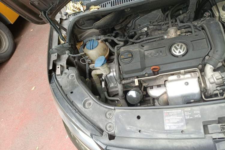 Used Volkswagen Touran 2011 1.4T Manual ZhiZhen Edition 5 Seats Engine Bay Right