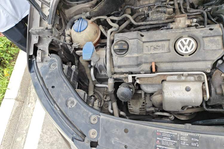 Used Volkswagen Touran 2011 1.4T Manual ZhiShang Edition 5-seater Engine Bay Right