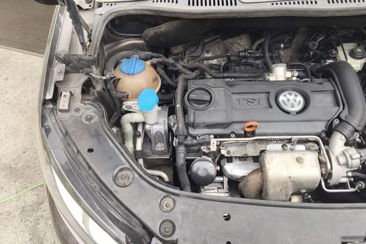 Used Volkswagen Touran 2011 1.4T DSG ZhiZhen Edition 5 Seats Engine Bay Right
