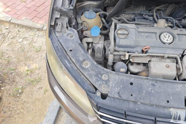 Used Volkswagen Touran 2011 1.4T Manual ZhiShang Edition 5-seater Engine Bay Right