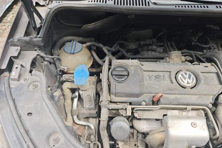 Used Volkswagen Touran 2011 1.4T DSG ZhiZhen Edition 5 Seats Engine Bay Right