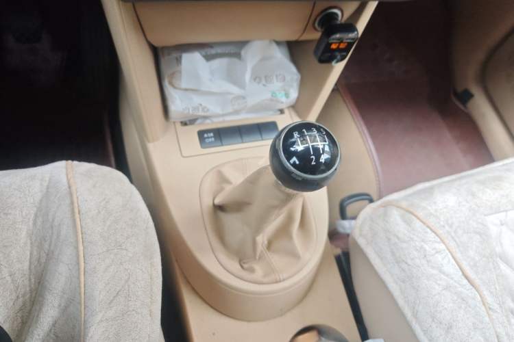 Used Volkswagen Touran 2011 1.4T Manual ZhiShang Edition 5-seater Gear Lever