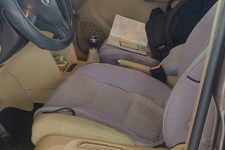Used Volkswagen Touran 2011 1.4T Manual ZhiShang Edition 5-seater Interior 1