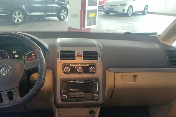 Used Volkswagen Touran 2011 1.4T Manual ZhiShang Edition 5-seater Interior 3