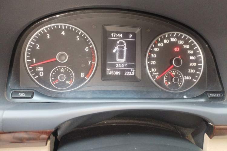 Used Volkswagen Touran 2011 1.4T DSG Zhiya Edition 5 Seats Odometer Close Up