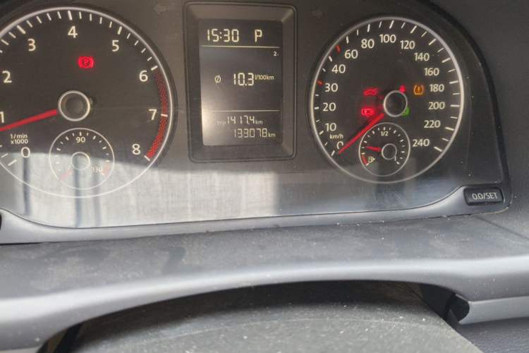 Used Volkswagen Touran 2011 1.4T DSG Zhiya Edition 5 Seats Odometer Close Up