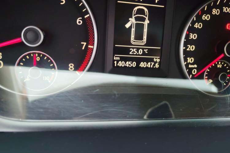 Used Volkswagen Touran 2011 1.4T DSG ZhiZhen Edition 5 Seats Odometer Close Up