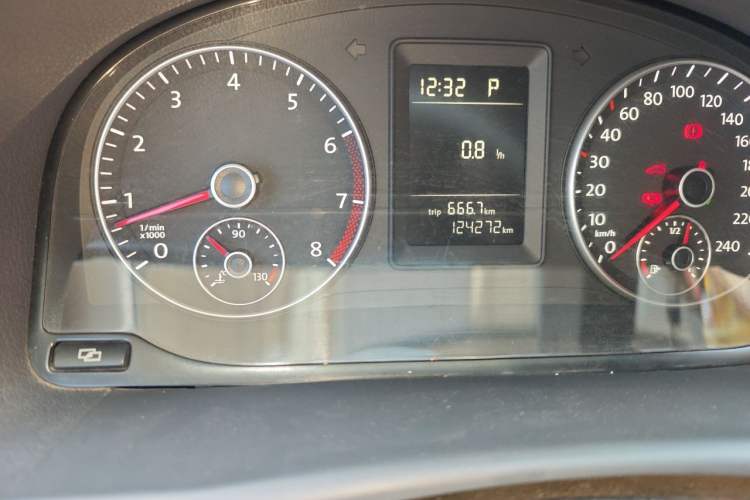 Used Volkswagen Touran 2011 1.4T DSG Zhiya Edition 5 Seats Odometer Close Up