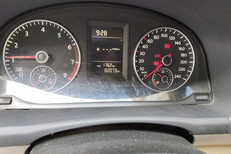 Used Volkswagen Touran 2011 1.4T Manual ZhiShang Edition 5-seater Odometer Close Up