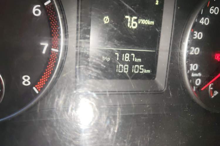 Used Volkswagen Touran 2011 1.4T Manual ZhiShang Edition 5-seater Odometer Close Up