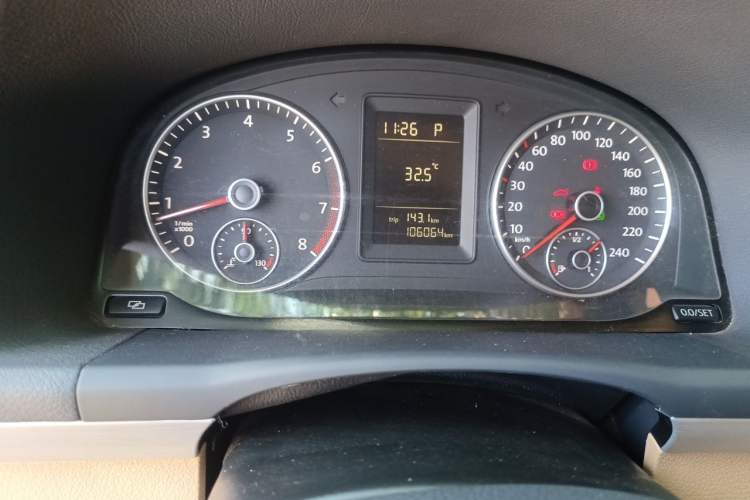 Used Volkswagen Touran 2011 1.4T DSG Zhiya Edition 5 Seats Odometer Close Up