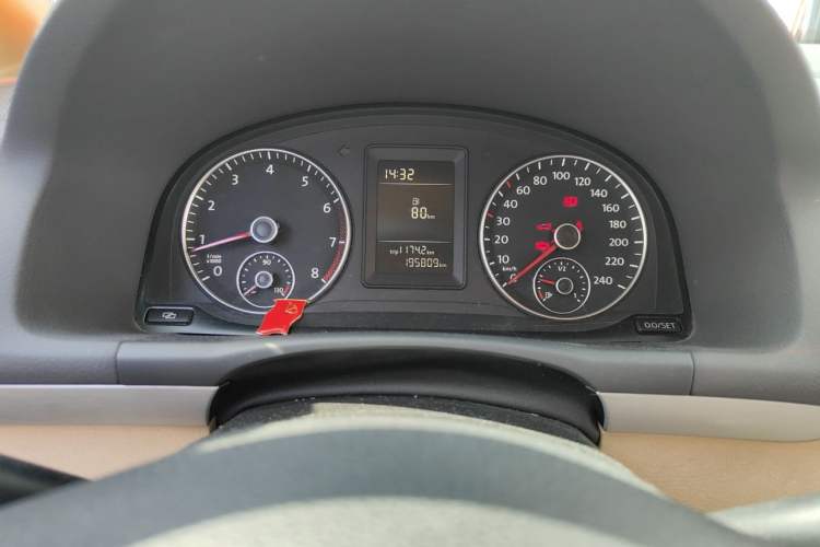 Used Volkswagen Touran 2011 1.4T Manual Zhiya Edition 5 Seats Odometer Close Up