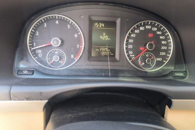 Used Volkswagen Touran 2011 1.4T Manual Zhiya Edition 5 Seats Odometer Close Up