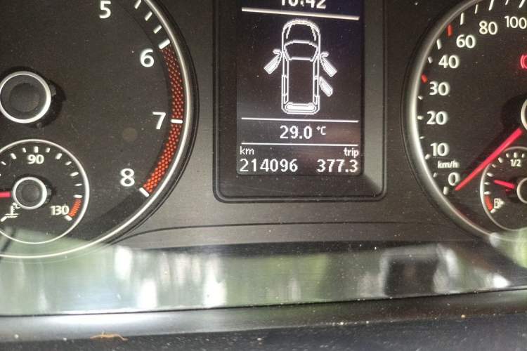 Used Volkswagen Touran 2011 1.4T Manual ZhiZhen Edition 5 Seats Odometer Close Up
