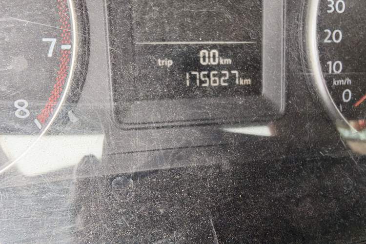 Used Volkswagen Touran 2011 1.4T Manual ZhiShang Edition 5-seater Odometer Close Up