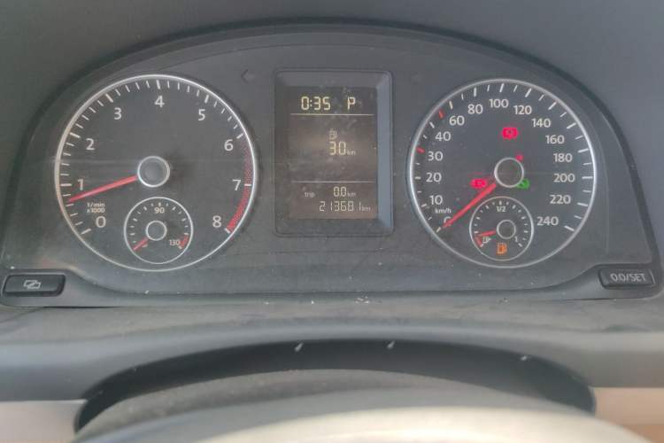 Used Volkswagen Touran 2011 1.4T DSG Zhiya Edition 5 Seats Odometer Close Up