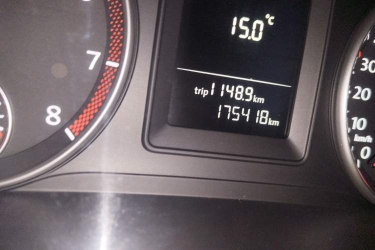 Used Volkswagen Touran 2011 1.4T Manual Zhiya Edition 5 Seats Odometer Close Up