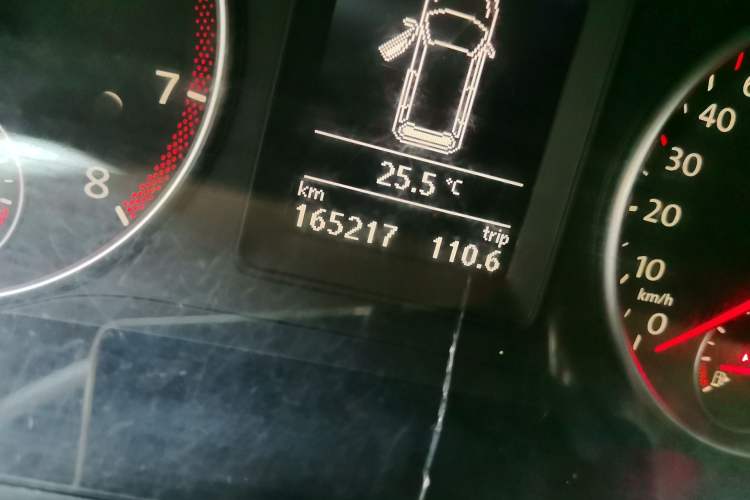 Used Volkswagen Touran 2011 1.4T DSG Zhiya Edition 5 Seats Odometer Close Up