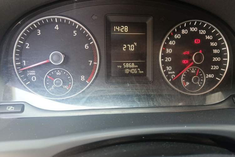 Used Volkswagen Touran 2011 1.4T Manual ZhiShang Edition 5-seater Odometer Close Up