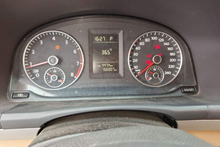 Used Volkswagen Touran 2011 1.4T DSG Zhiya Edition 5 Seats Odometer Close Up