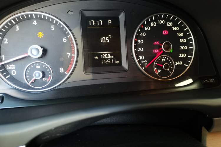 Used Volkswagen Touran 2011 1.4T DSG Zhiya Edition 5 Seats Odometer Close Up