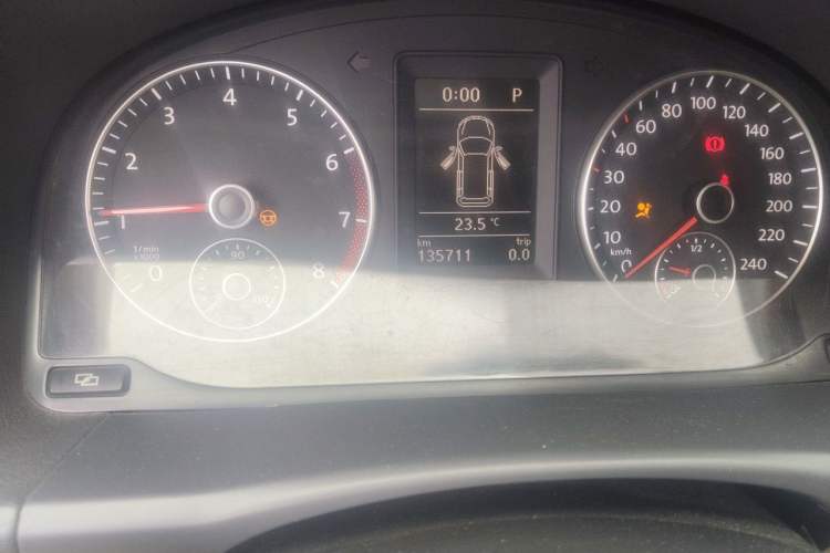 Used Volkswagen Touran 2011 1.4T DSG ZhiZhen Edition 5 Seats Odometer Close Up