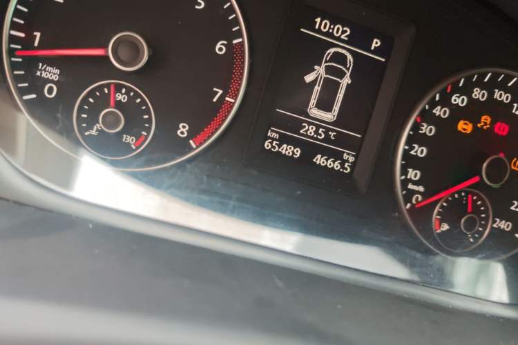 Used Volkswagen Touran 2011 1.4T DSG ZhiZhen Edition 5 Seats Odometer Close Up