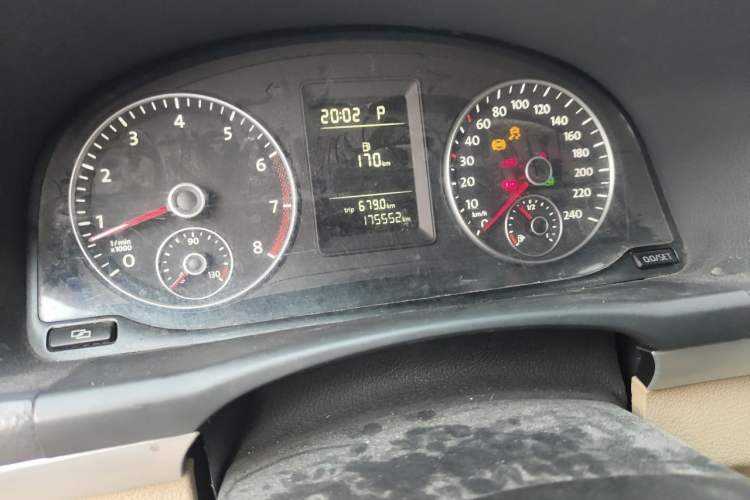 Used Volkswagen Touran 2011 1.4T DSG Zhiya Edition 5 Seats Odometer Close Up