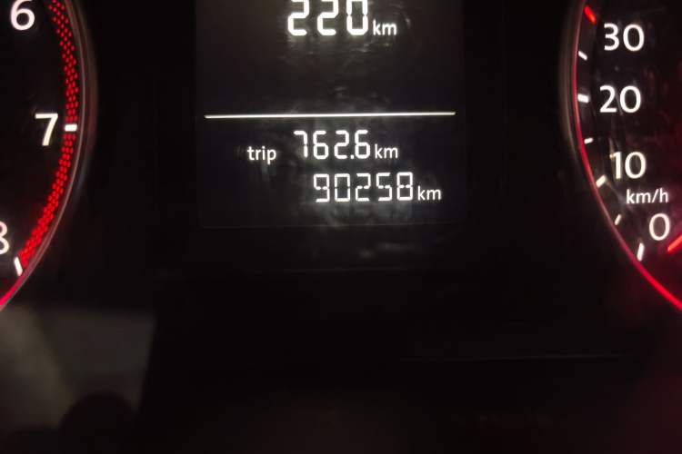 Used Volkswagen Touran 2011 1.4T DSG Zhiya Edition 5 Seats Odometer Close Up