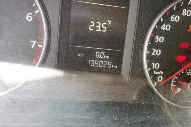 Used Volkswagen Touran 2011 1.4T Manual Zhiya Edition 5 Seats Odometer Close Up