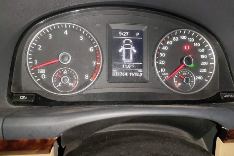 Used Volkswagen Touran 2011 1.4T DSG ZhiZhen Edition 5 Seats Odometer Close Up