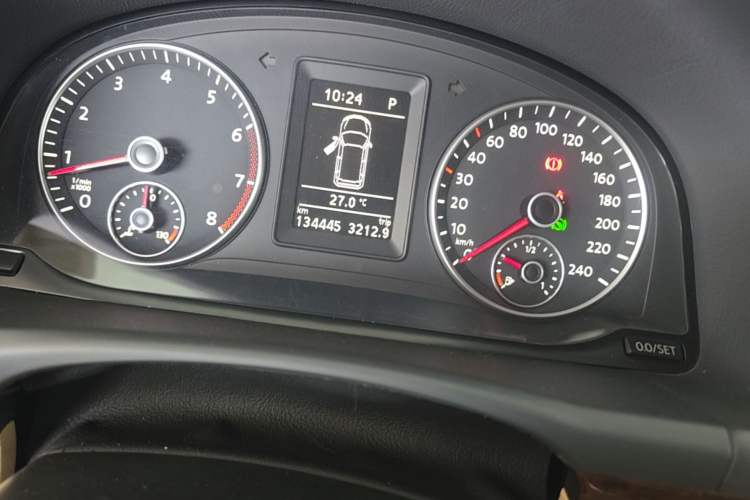 Used Volkswagen Touran 2011 1.4T DSG ZhiZhen Edition 5 Seats Odometer Close Up