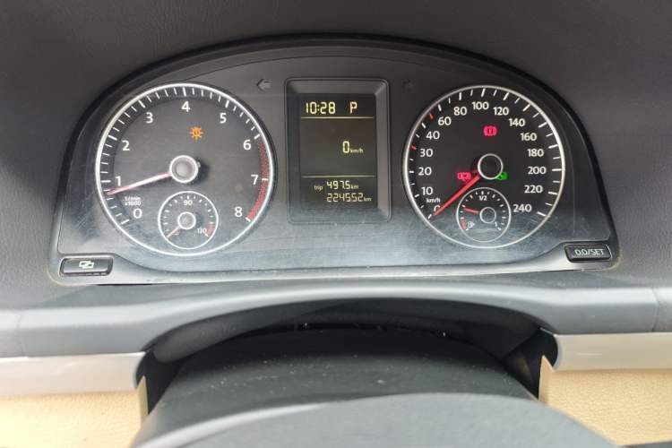 Used Volkswagen Touran 2011 1.4T DSG Zhiya Edition 5 Seats Odometer Close Up
