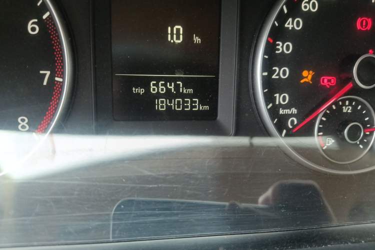 Used Volkswagen Touran 2011 1.4T Manual ZhiShang Edition 5-seater Odometer Close Up